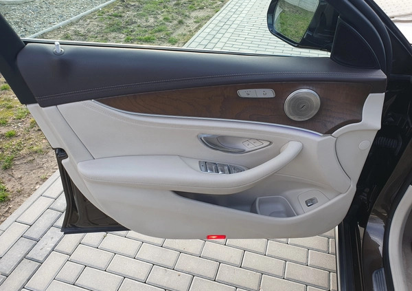 Mercedes-Benz Klasa E cena 139999 przebieg: 248000, rok produkcji 2017 z Biała małe 667